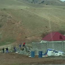 Застройщик «прихватизировал» отрезок реки в Сайрам-Су Участок реки Сайрам-Су оказался в частных руках