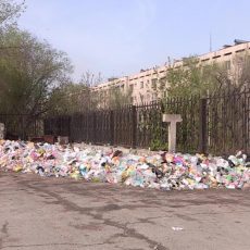 Территория ЖД вокзала Шымкента превращается в мусорную свалку? Территория ЖД вокзала Шымкента превращается в мусорную свалку