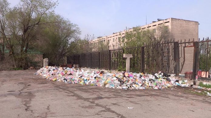 Территория ЖД вокзала Шымкента превращается в мусорную свалку