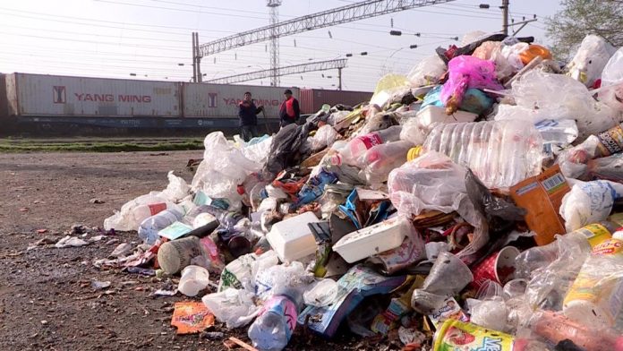 Территория ЖД вокзала Шымкента превращается в мусорную свалку