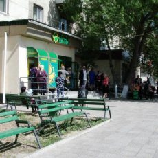 Пенсионеры в Шымкенте выстаивают в многочасовых очередях за пенсией очередь за пенсией