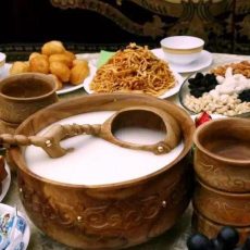 Народные гулянья в честь Наурыза в Шымкенте отменяются стол на Наурыз