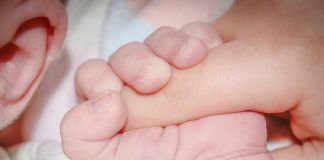 Мать отдала новорожденного ребенка, чтобы погасить кредит Новорожденный ребенок