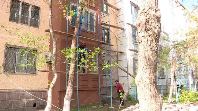 В Шымкенте обновляют фасады многоэтажек