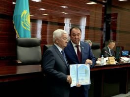 16 южноказахстанцев отмечены за заслуги почетными грамотами ЮКО