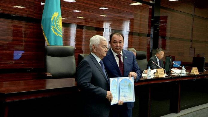16 южноказахстанцев отмечены за заслуги почетными грамотами ЮКО