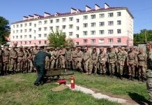 Шымкентских студентов учат обращаться с огненной пушкой и другим оружием В Шымкенте прошел открытый урок НВП