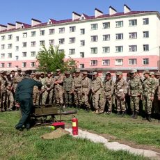 Шымкентских студентов учат обращаться с огненной пушкой и другим оружием В Шымкенте прошел открытый урок НВП