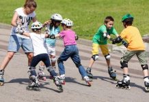 В парках Шымкента запретят сдавать в аренду гироскутеры, ролики и велосипеды Дети катаются на роликах