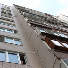 В Шымкенте школьник упал с крыши девятиэтажки девятиэтажный дом