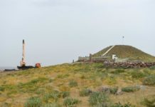 На горе Ордабасы устанавливают памятник трем биям На горе Ордабасы началось строительство