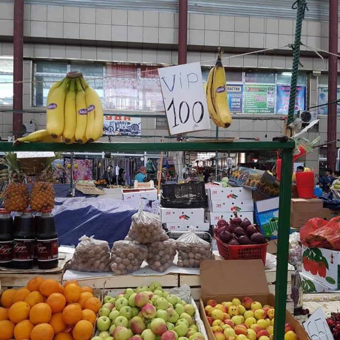 вип-банан на крытом рынке