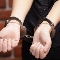 Вынесен приговор женщине, убившей мужа после 30 лет совместной жизни женщина в наручниках
