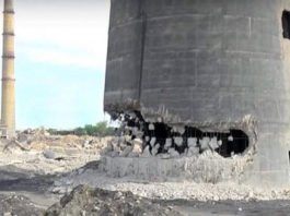 Разрушающаяся труба свинцового завода