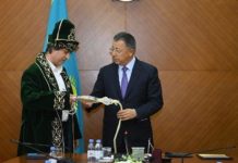 Аким ЮКО щедро одарил уроженца Шымкента режиссера Сергея Дворцевого Режиссеру Сергею Дворцевому на встрече с главой Южного Казахстана подарили национальный чапан