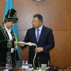 Аким ЮКО щедро одарил уроженца Шымкента режиссера Сергея Дворцевого Режиссеру Сергею Дворцевому на встрече с главой Южного Казахстана подарили национальный чапан