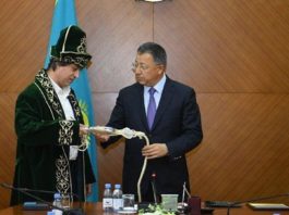 Режиссеру Сергею Дворцевому на встрече с главой Южного Казахстана подарили национальный чапан
