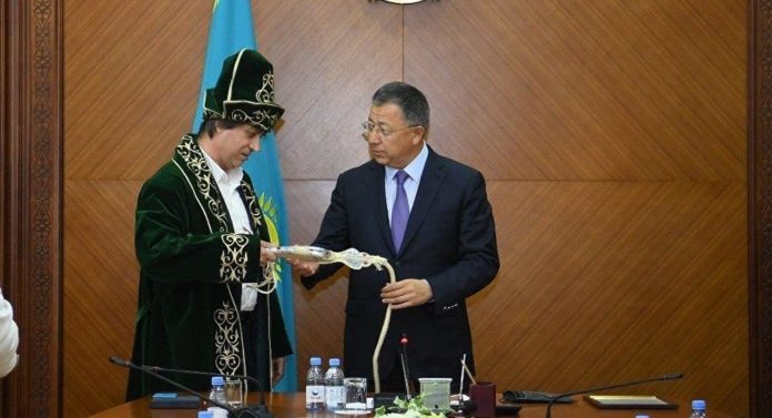 Режиссеру Сергею Дворцевому на встрече с главой Южного Казахстана подарили национальный чапан