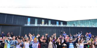 32500 шымкентцев одновременно взялись за руки, соединив цепочку Дружбы Флешмоб цепочка Дружбы в Шымкенте