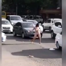 Девушка в нижнем белье устроила стриптиз в центре Шымкента голая девушка