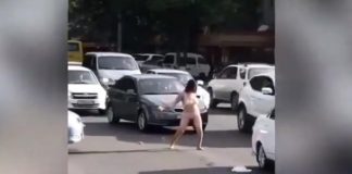 Девушка в нижнем белье устроила стриптиз в центре Шымкента голая девушка