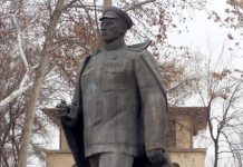 Памятник Сабиру Рахимову в Ташкенте вернут на прежнее место Памятник Сабиру Рахимову в Ташкенте