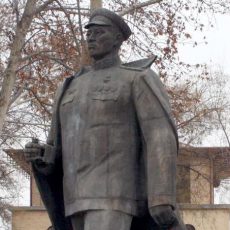 Памятник Сабиру Рахимову в Ташкенте вернут на прежнее место Памятник Сабиру Рахимову в Ташкенте