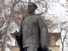 Памятник Сабиру Рахимову в Ташкенте