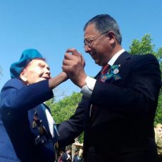 Аким ЮКО станцевал с ветеранами ВОВ под военные песни Аким ЮКО станцевал с Анной Шалей под военные песни