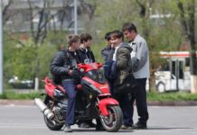 Водители мопедов обязаны получить водительское удостоверение категории А1 подростки на мопеде