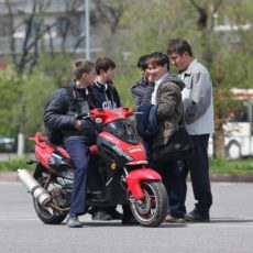 Водители мопедов обязаны получить водительское удостоверение категории А1 подростки на мопеде