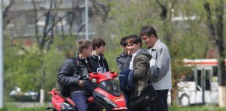 Водители мопедов обязаны получить водительское удостоверение категории А1 подростки на мопеде