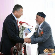 Аким ЮКО поздравил ветерана Великой Отечественной с Днем Победы Аким ЮКО поздравил ветерана Великой Отечественной с Днем Победы
