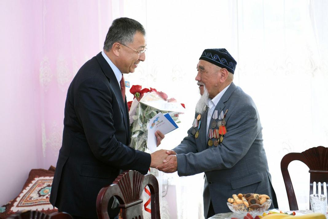 Аким ЮКО поздравил ветерана Великой Отечественной с Днем Победы