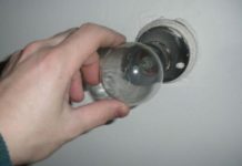 Глава районного управления спасателей ЮКО погиб от удара током, меняя лампочку Лампочка