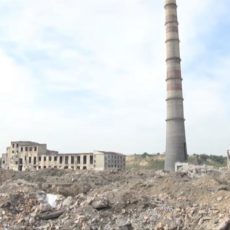 Гигантская труба свинцового завода может рухнуть на близлежащие дома