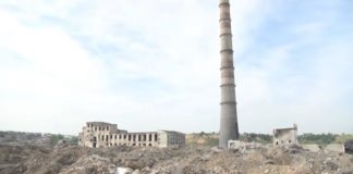 Гигантская труба свинцового завода может рухнуть на близлежащие дома