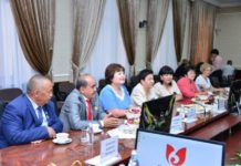 Аким Шымкента проводил на пенсию директоров семи школ Аким Шымкента проводил на пенсию директоров семи школ