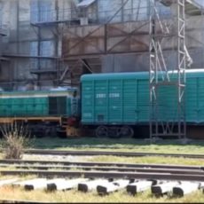На железнодорожных станциях ЮКО разгорается скандал с бизнесменами Железнодорожный состав. Товарный поезд