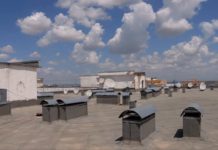 Суровые шымкентские женщины пробили кровлю многоэтажки каблуками Крыша дома