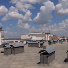 Суровые шымкентские женщины пробили кровлю многоэтажки каблуками Крыша дома