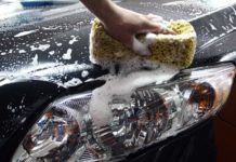 Школьники из Шымкента утверждают, что учителя заставляли их мыть машины Школьников заставили мыть машины