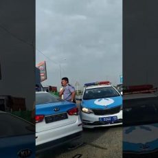 Подросток на отцовской машине врезался в полицейское авто в ЮКО Подросток на отцовской машине врезался в полицейское авто в ЮКО