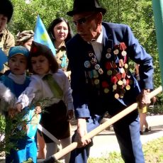 В Абайском районе Шымкента ветеранов поздравили самые юные жители Ветеран ВОВ Тлеумет Кожаназаров посадил с детьми можевельник