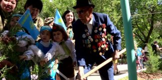 В Абайском районе Шымкента ветеранов поздравили самые юные жители Ветеран ВОВ Тлеумет Кожаназаров посадил с детьми можевельник