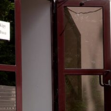 В Шымкенте несогласные с переносом ярмарки не пришли на встречу в акимат Вход в акимат Шымкента