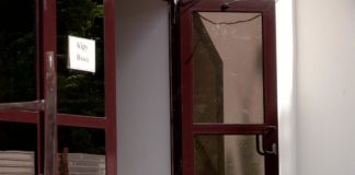 В Шымкенте несогласные с переносом ярмарки не пришли на встречу в акимат Вход в акимат Шымкента