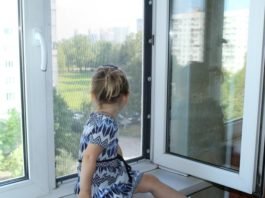 Ребенок у открытого окна