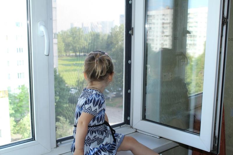 Девчушка рядом с дверью.