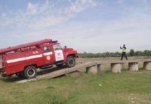 Лесные пожары в Туркестанской области мониторят из космоса пожарная машина